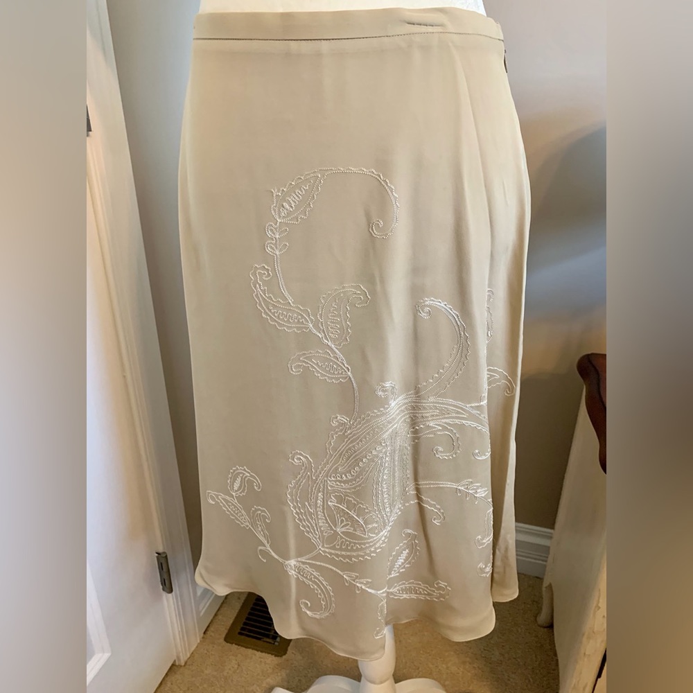 Liz Claiborne tan skirt w/ embroidered accents